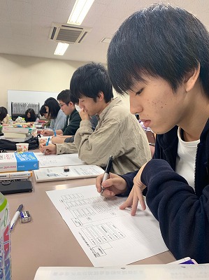 社会福祉学科の学生が勉強している様子