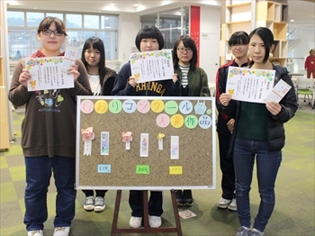 写真：表彰状と記念品を持って写真に納まる入賞者