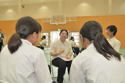 写真：中学生からの意見をまとめ、発言する大学生