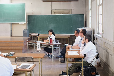 写真：司会進行とコーディネーター岡村先生