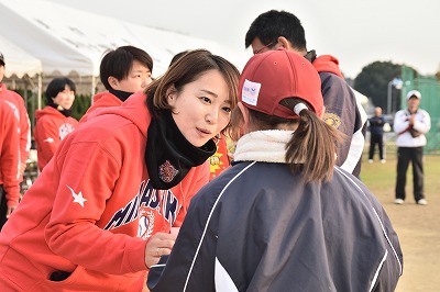 写真：受講者と握手をするやまね選手