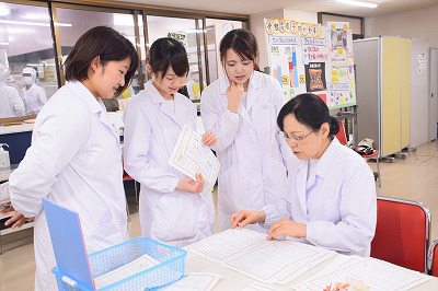 写真：この授業の担当もりもと先生に指導を受ける学生