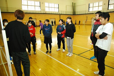 写真：学友会のスタッフの説明を聞く学生たち