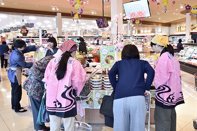 お弁当を販売する学生の姿