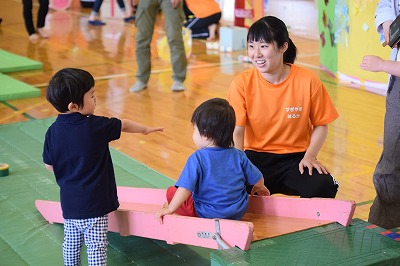 学生と子供が遊ぶ姿