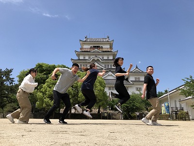 福山城の前で記念撮影