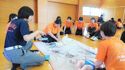 救命救急士の話を聞く学生