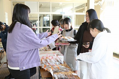 学内販売の様子