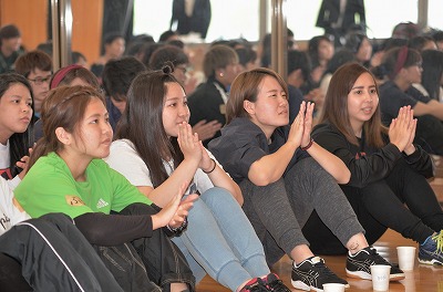 写真：自己紹介を聞きながら拍手をする学生4人