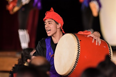 写真：激しくエイサーを踊る学生