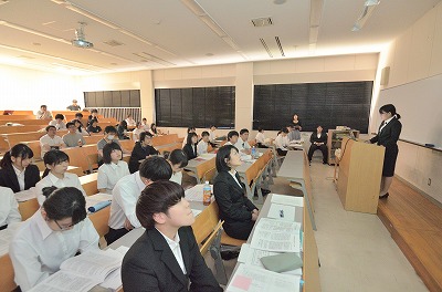 写真：全員が熱心に発表を聞く