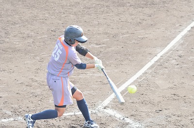 写真：初回先頭打者比嘉さん。ボールをとらえる瞬間