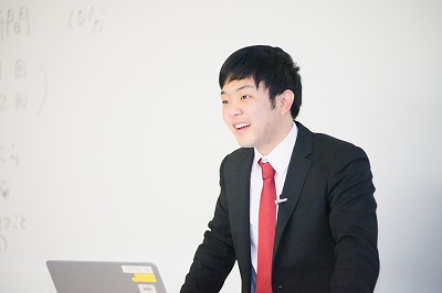 写真：卒業研究の発表会の様子。発表する男子学生