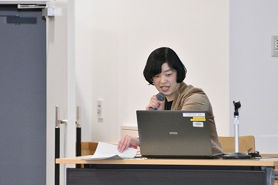 写真：社会福祉学会の様子。実践発表の一コマ。実践発表者まつもと氏