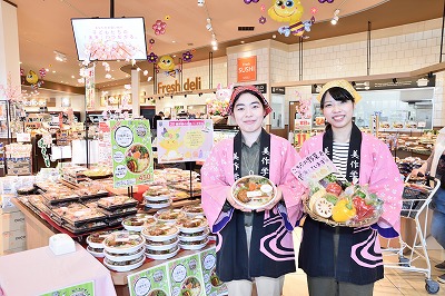 お弁当を販売する学生の姿