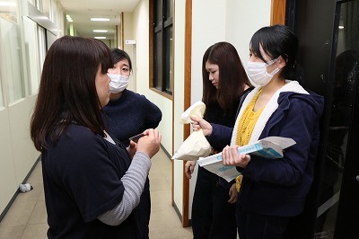 写真：廊下で教員と話す学生