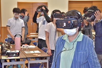 写真：最新鋭のゴーグルを使い認知症の体験をする受講者