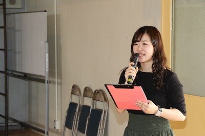 写真：開講式やビンゴ大会で司会進行をつとめた学生