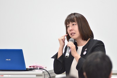 写真：フォーラムの基調講演。やまもとみやこさんは涙ながらに経験を話す