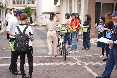 チラシを配る学生