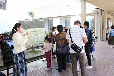 しおりコンクール実施中の様子