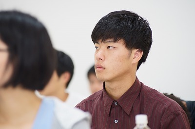 写真：熱心に話を聞く学生1名。アップ