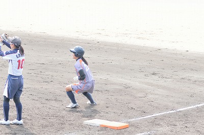 写真：最終回代打で出場した白岩さん。見事ヒットを放つ。1塁塁上の様子
