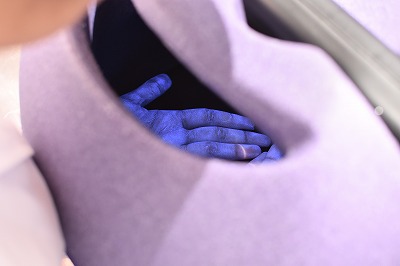 写真：手洗い実習で専用の機器を使用して手の汚れを観察する様子