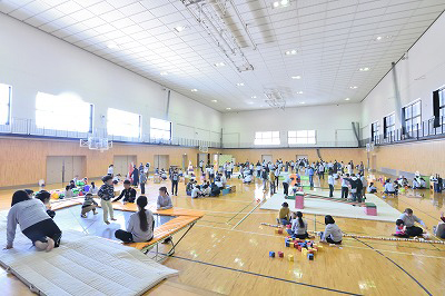 写真：親子で運動あそびの会場の美作大学体育館の様子