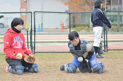 写真：捕手講習で熱心に指導するおくだ選手