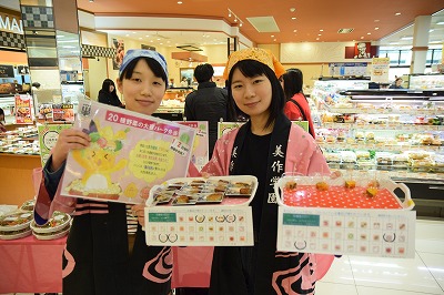 お弁当を販売する学生の姿