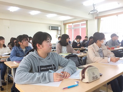 講義を真剣に聞く学生たち
