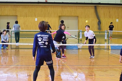 参加者がピックルボール楽しんでいる様子