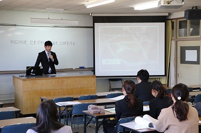 写真：発表する学生と聴講する学生