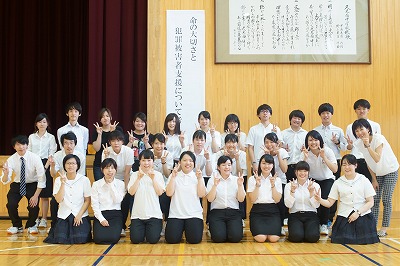 写真：創作劇、グループワークを無事終了して満足そうな学生たち