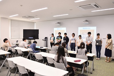 写真：美作大学の活動報告。聞く島根大学生6名