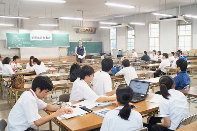 写真：最後の振り返りの時間で5日間の振り返りを総括する岡村先生
