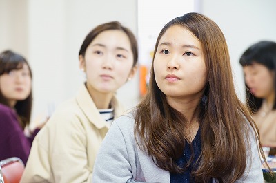 写真：栄養教育を熱心に聞き入る食事の提供を受けた学生