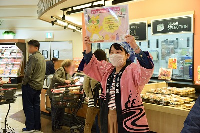 お弁当を販売する学生の姿
