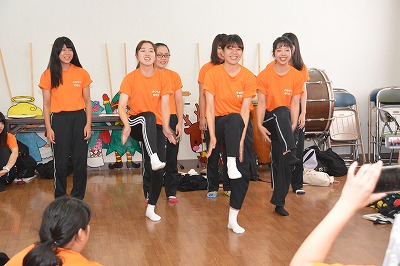 ケチャを披露する学生たち