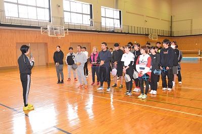 参加者がピックルボール楽しんでいる様子
