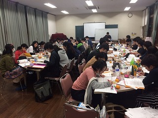 写真：講義中の研修室の様子