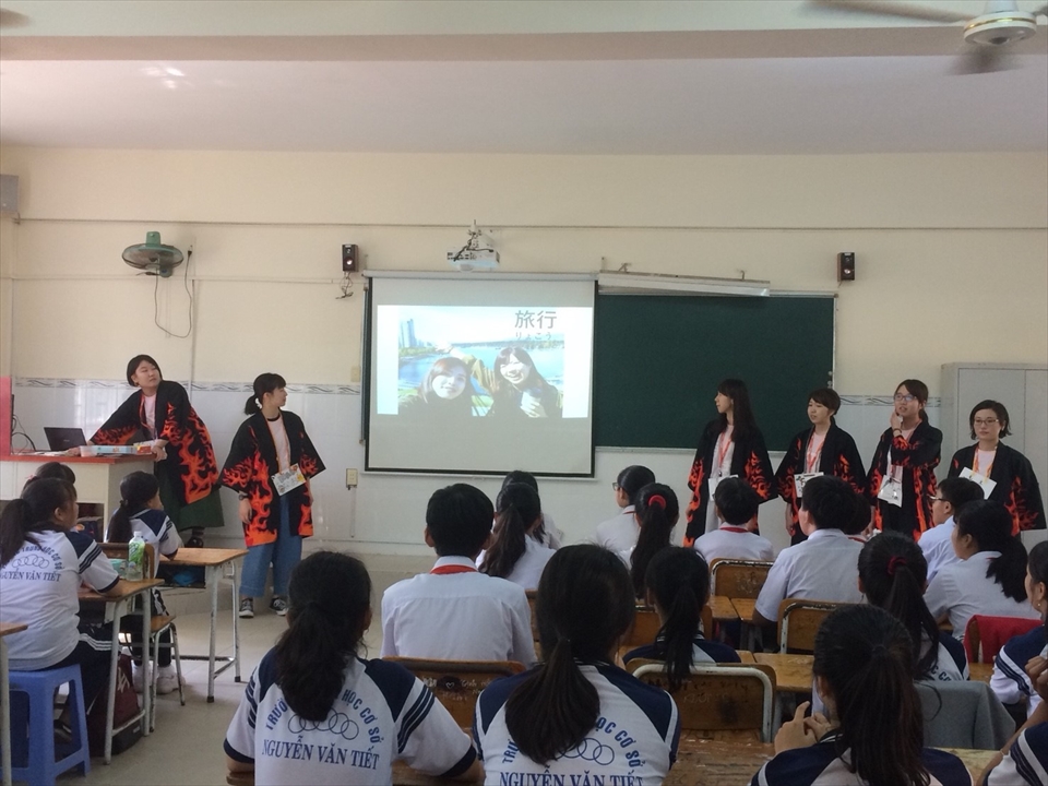 写真：スライドを使って学生生活を紹介する学生