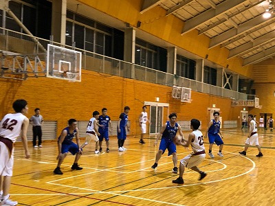 写真：シュートを狙うポイントガードの選手
