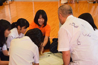 写真：幼児教育学科学科イベント。民族楽器を体験する参加者後ろ姿