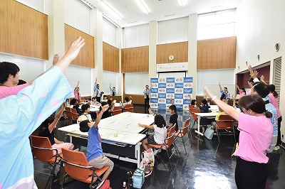 写真：津山信用金庫職員による「お金の基礎知識」の授業