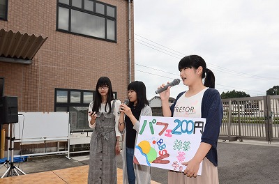 写真：白梅祭。ステージイベント。BBSサークルの模擬店紹介