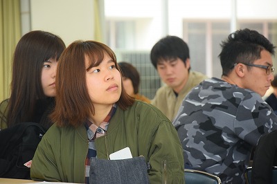 写真：セミナーの様子。熱心に聞き入る学生