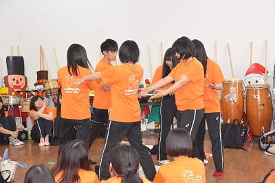 ケチャを披露する学生たち