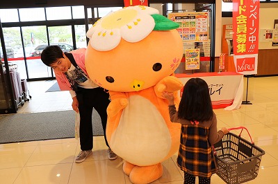 写真：販売キャンペーンのお手伝いをする美作大学のキャラクター、ミマッパ。